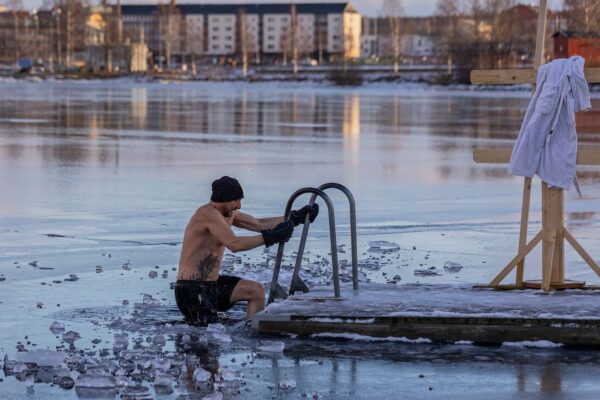 Miksi avantouinti lumoaa yhä useamman suomalaisen talvella?