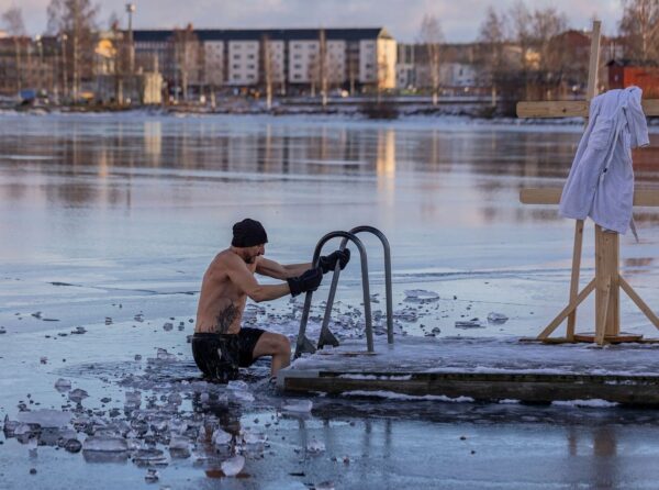 Miksi avantouinti lumoaa yhä useamman suomalaisen talvella?